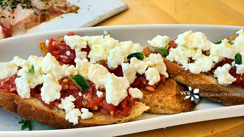 希腊米科诺斯岛的意式烤面包配菲达奶酪和番茄图片素材