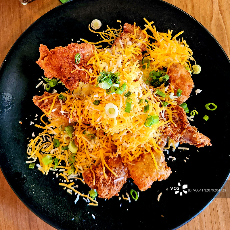 早午餐餐厅的炸鸡培根图片素材