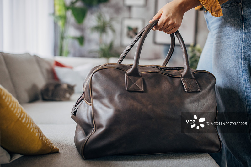 准备好旅行的年轻女人图片素材