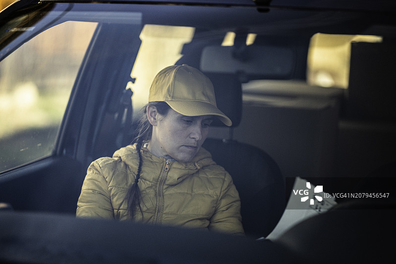 女快递员检查待交付的邮政包裹图片素材