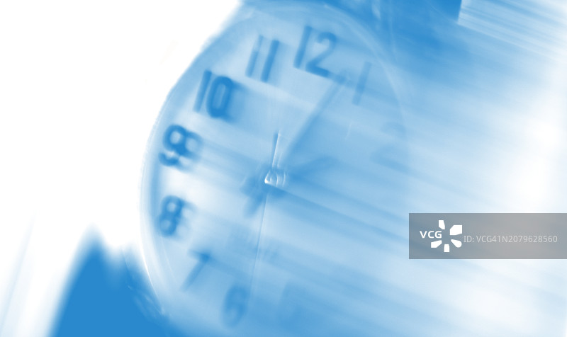 带有动态模糊的蓝色时钟的扭曲图像图片素材
