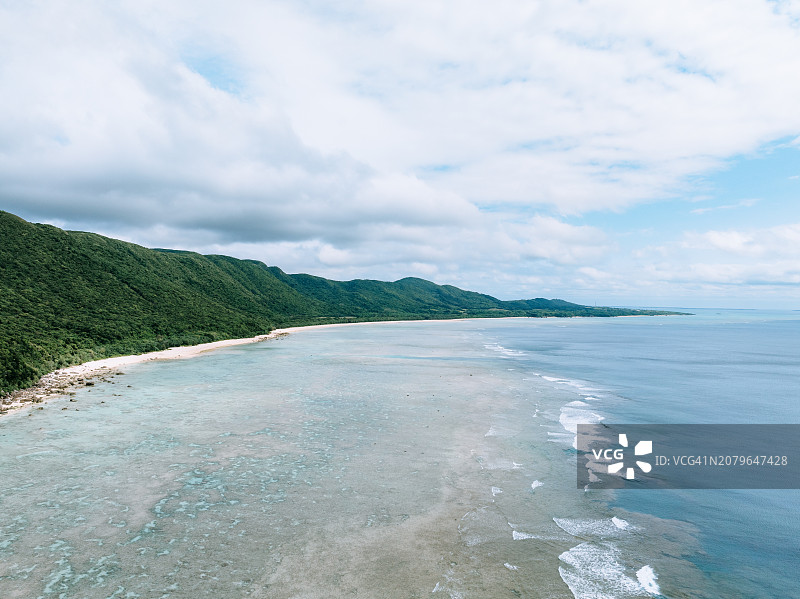 日本冲绳县西表岛热带海岸线和珊瑚礁图片素材