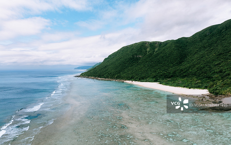 冲绳县西表岛的热带岛屿海滩和珊瑚礁，日本图片素材
