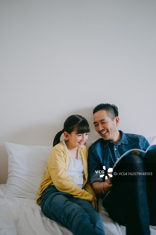 父子一起读书图片素材