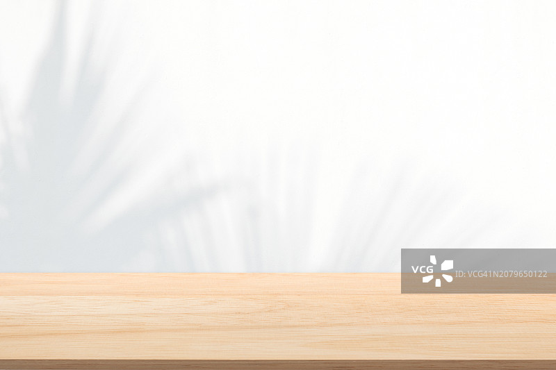 混凝土墙上的木桌和阴影图片素材