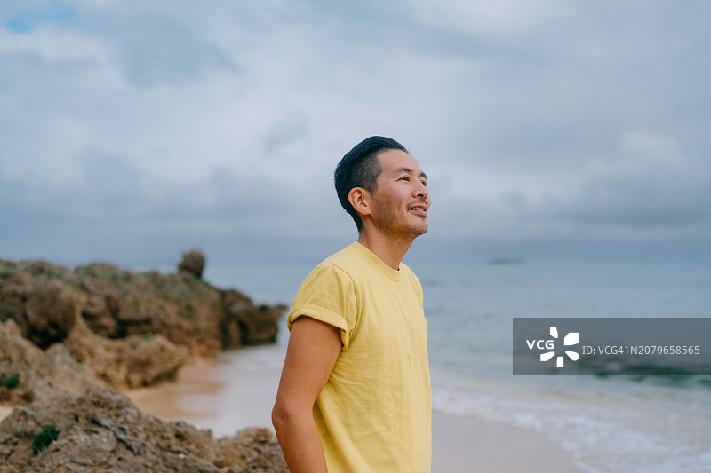 男人在黄昏时看着大海图片素材