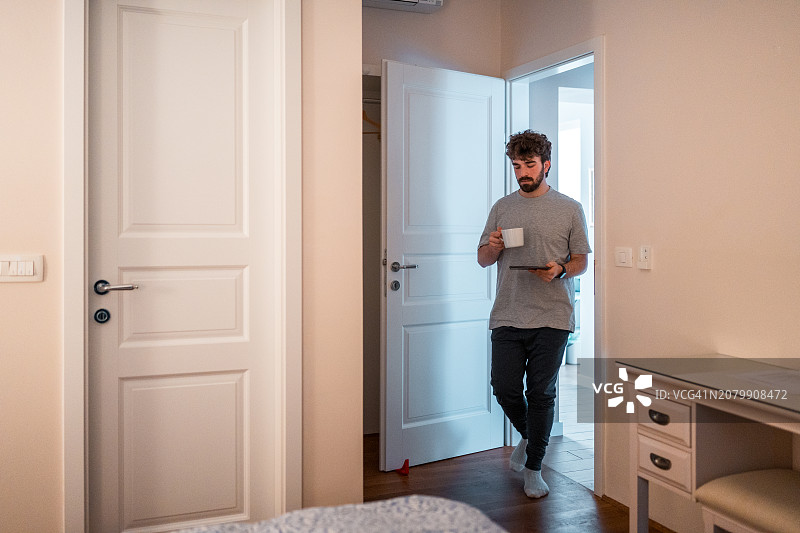 患有失眠症的白人男子在夜晚于室内行走图片素材