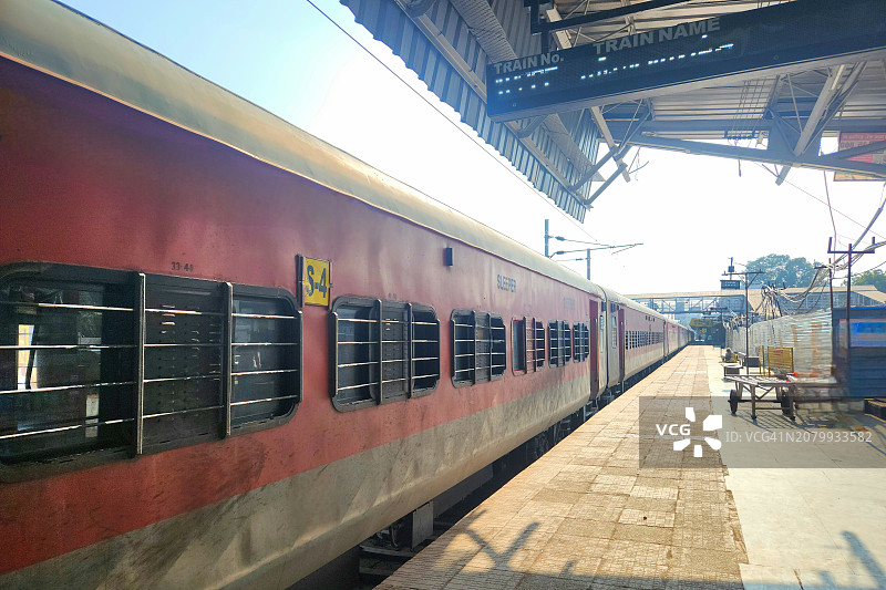等待发车的红色火车图片素材