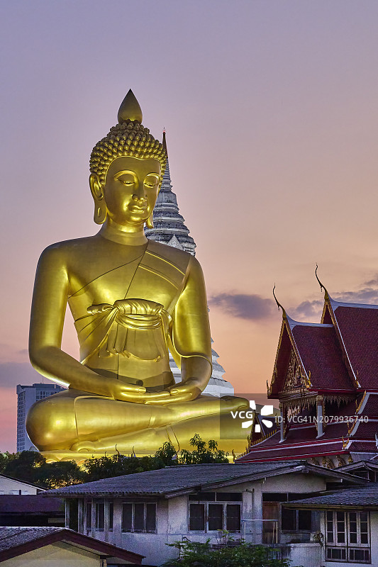 曼谷巴南帕西查隆寺的巨型佛像图片素材