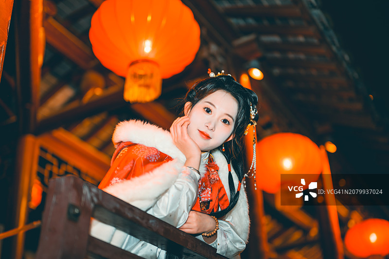 身穿中国明朝服饰的女子在古建筑中图片素材