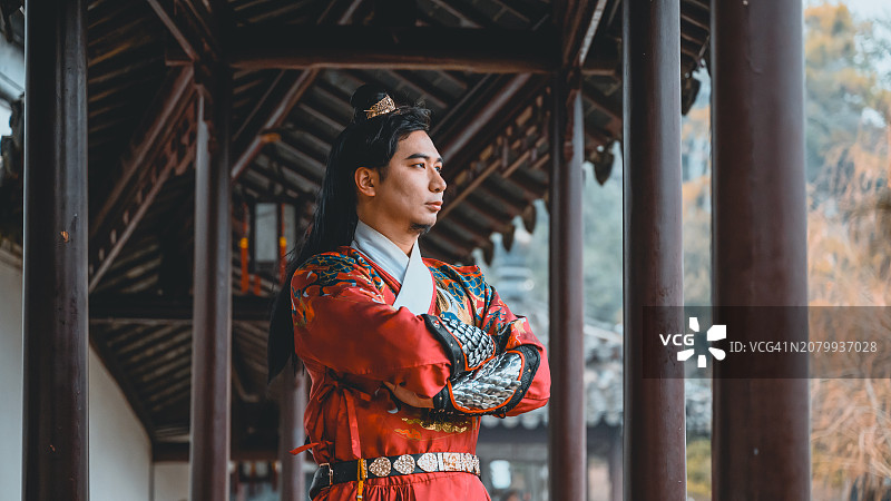 中国男子身穿中国明代斗牛服。图片素材