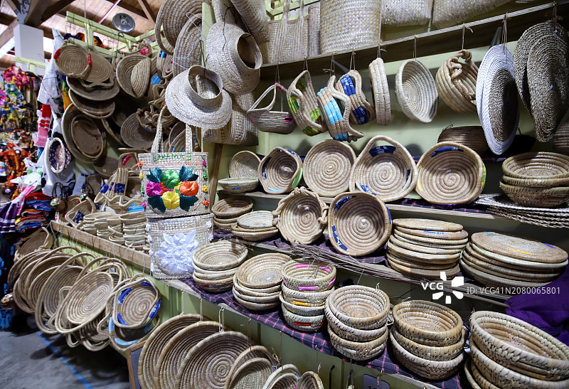 巴哈马拿骚街头市场礼品店出售的纪念品和礼品图片素材