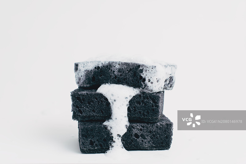 白色背景上带泡沫的黄色海绵，清洁概念图片素材