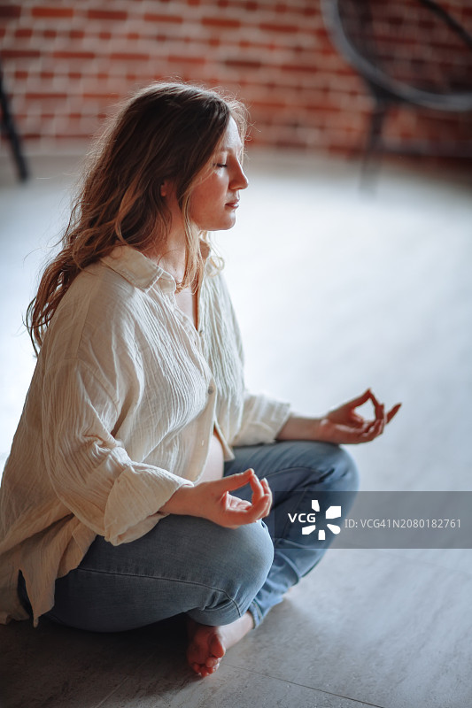 产前冥想：孕妇在阁楼冥想图片素材