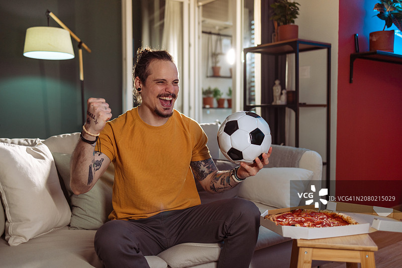 中年男子欢呼雀跃——进球了！图片素材