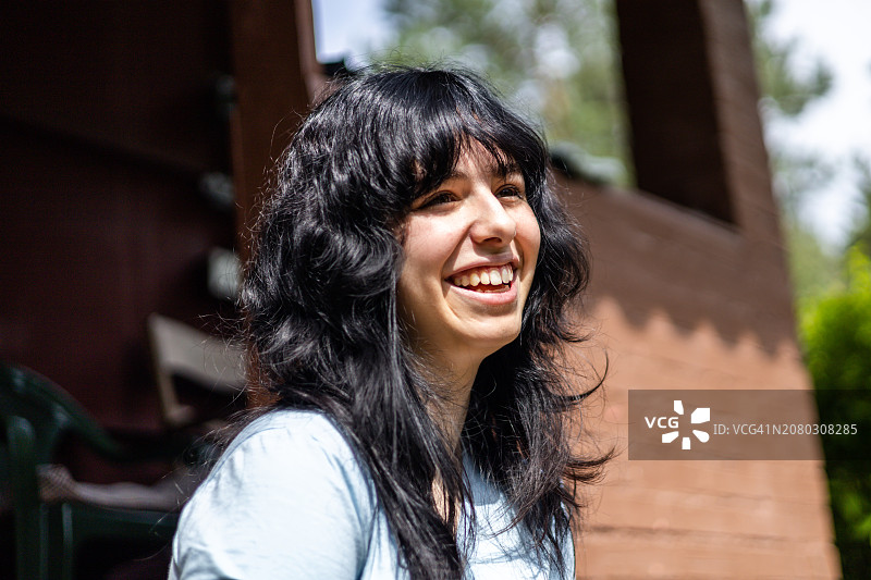 在户外笑的快乐女孩，居住在乡村图片素材