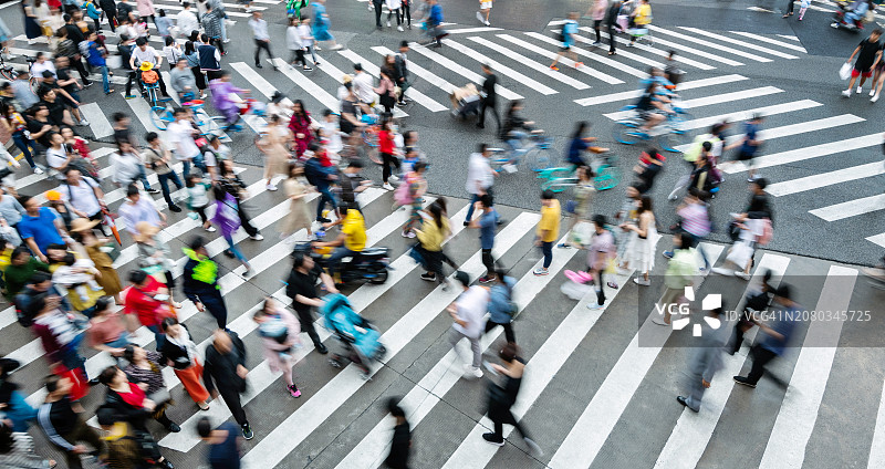 在人行横道上行走的模糊人群图片素材