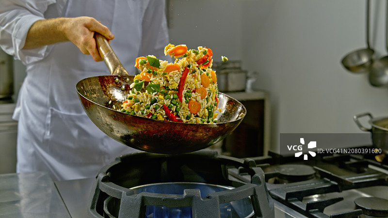 厨师在炒锅中翻炒炒饭图片素材
