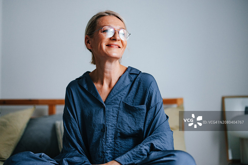 穿着睡衣的美丽微笑老年妇女肖像图片素材