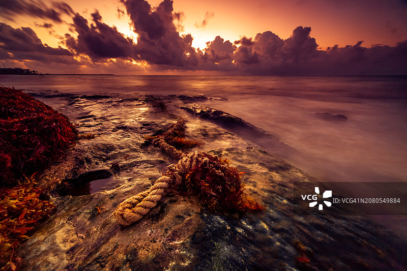 日出时分沙滩上的绳索，墨西哥金塔纳罗奥州卡门海滩图片素材