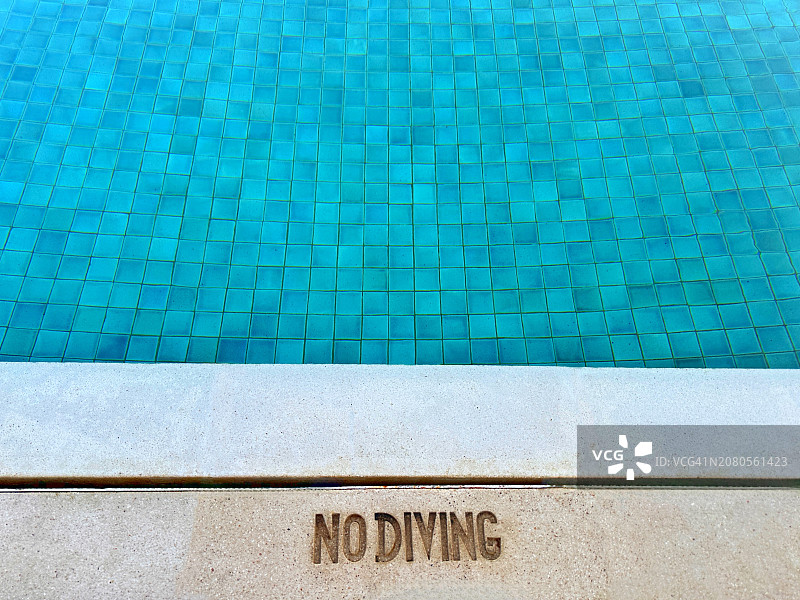 游泳池边的禁止跳水标志俯视图图片素材