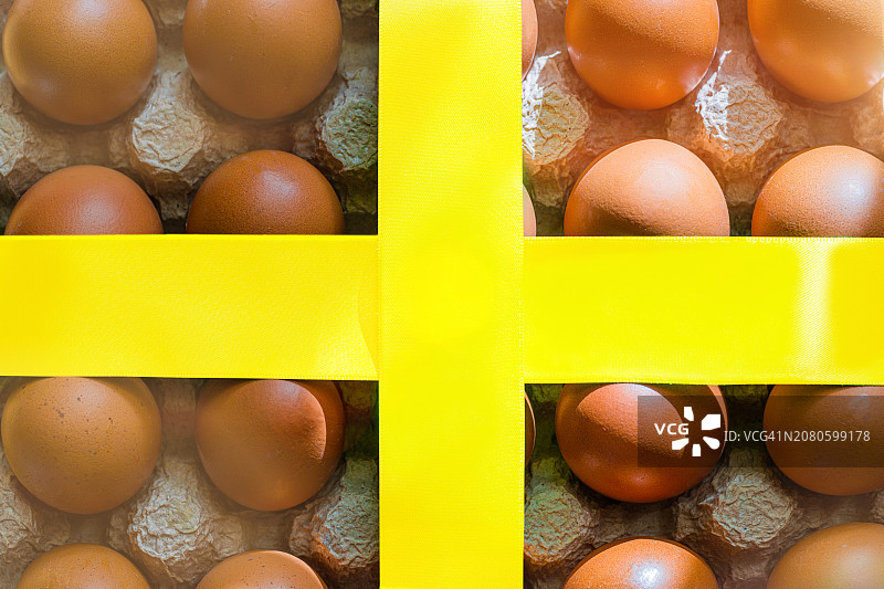 创意复活节设计概念：复活节彩蛋和黄色织带图片素材