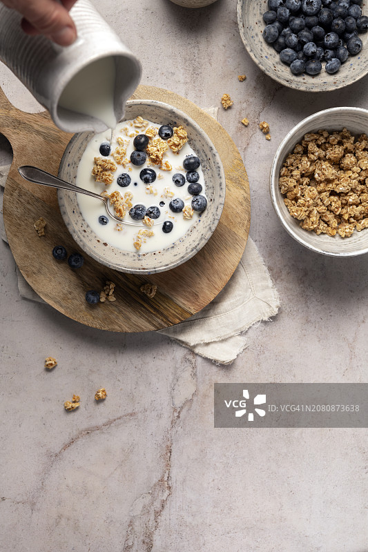 蓝莓和谷物早餐图片素材