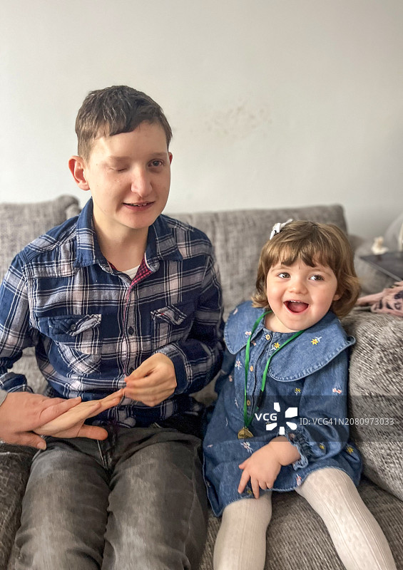 男人和幼儿庆祝生日图片素材