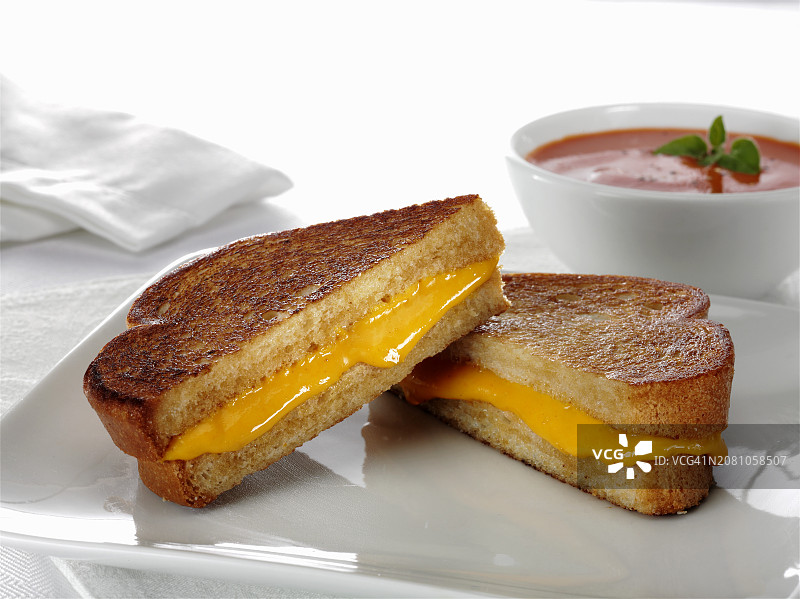 经典烤切达奶酪三明治，采用淡味小麦面包制作图片素材