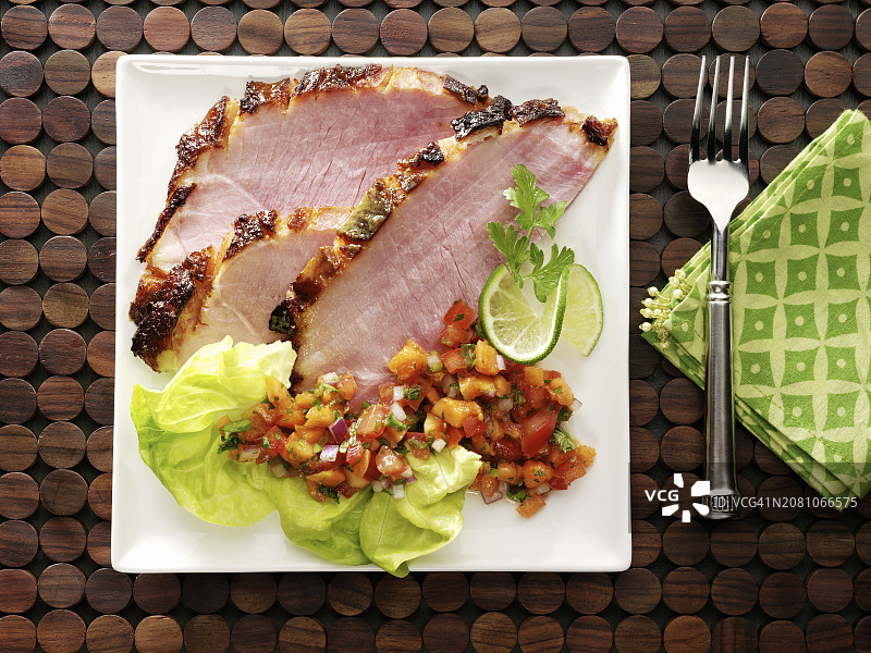 蜂蜜芥末烤火腿片配番茄沙拉图片素材