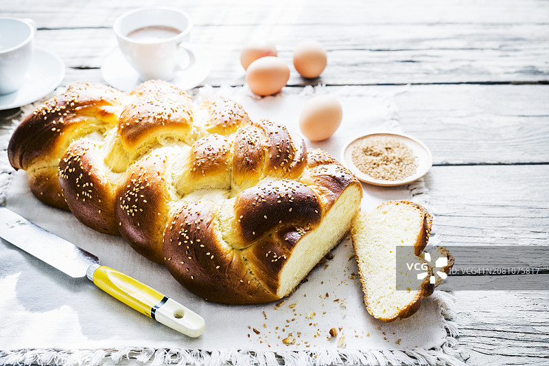 犹太甜面包 Challah 与食材和咖啡图片素材