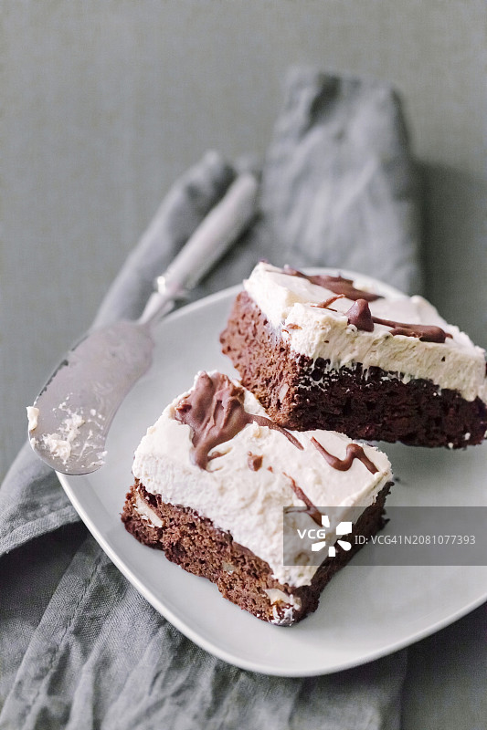 白盘香草奶油慕斯布朗尼图片素材
