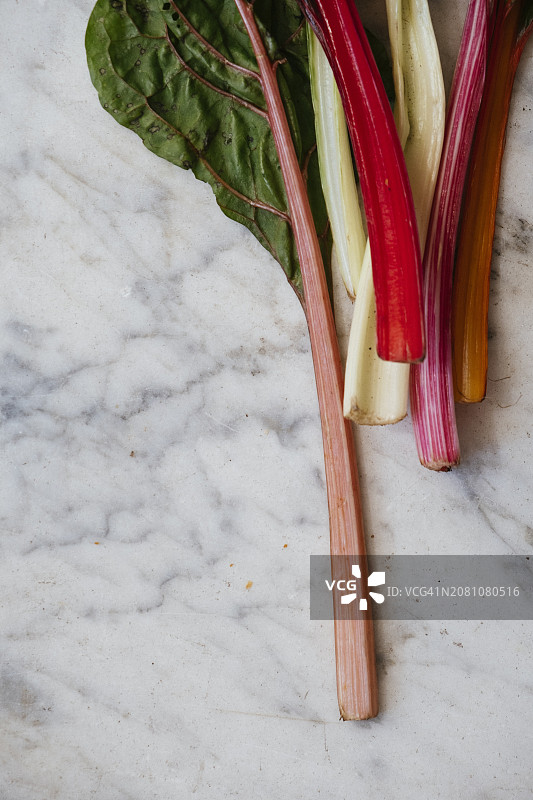 大理石面上的彩色大黄图片素材