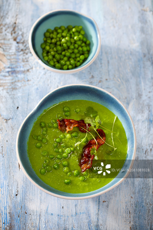 奶油豌豆汤配炸培根图片素材