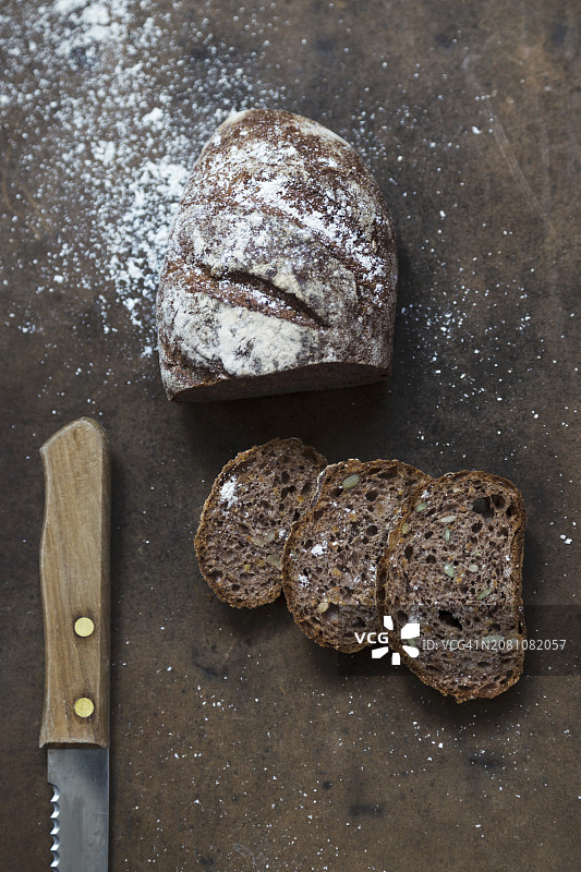 撒有面粉的全麦切片面包图片素材