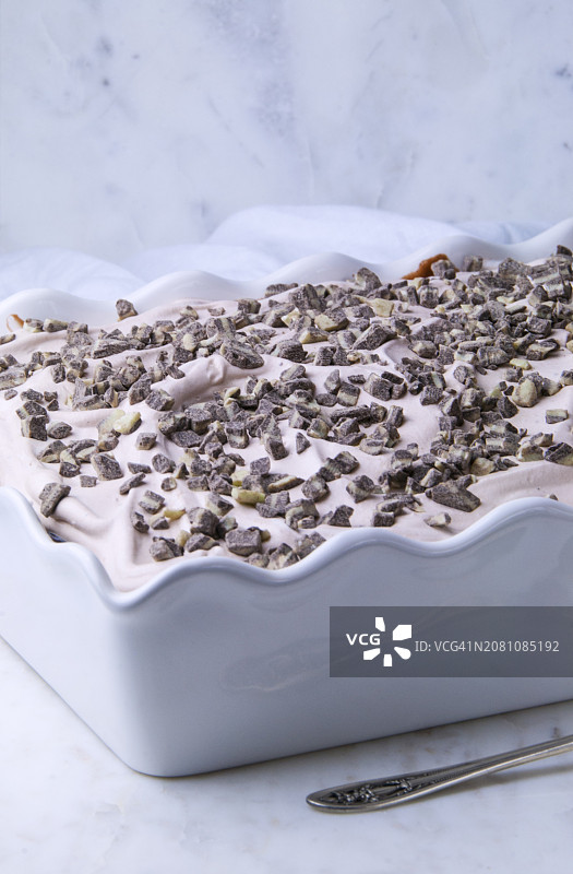 白色盘子里的奶油巧克力蛋糕图片素材