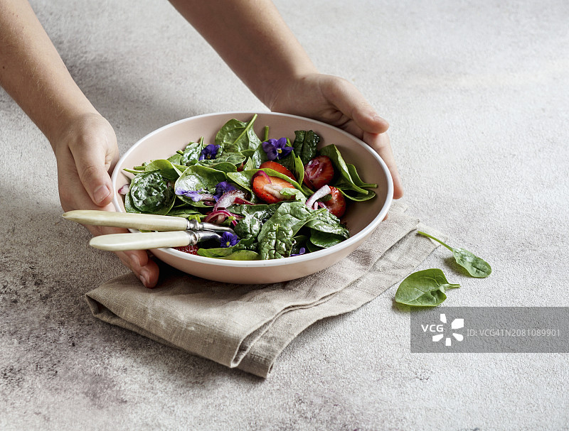 含菠菜、草莓、洋葱、香醋和食用花的清新夏日沙拉图片素材