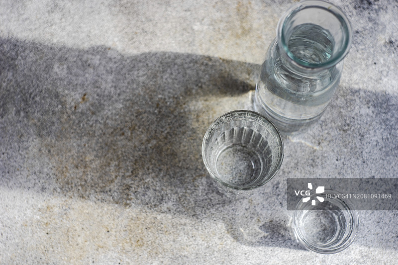 灰色水泥桌上的瓶装健康纯净水图片素材