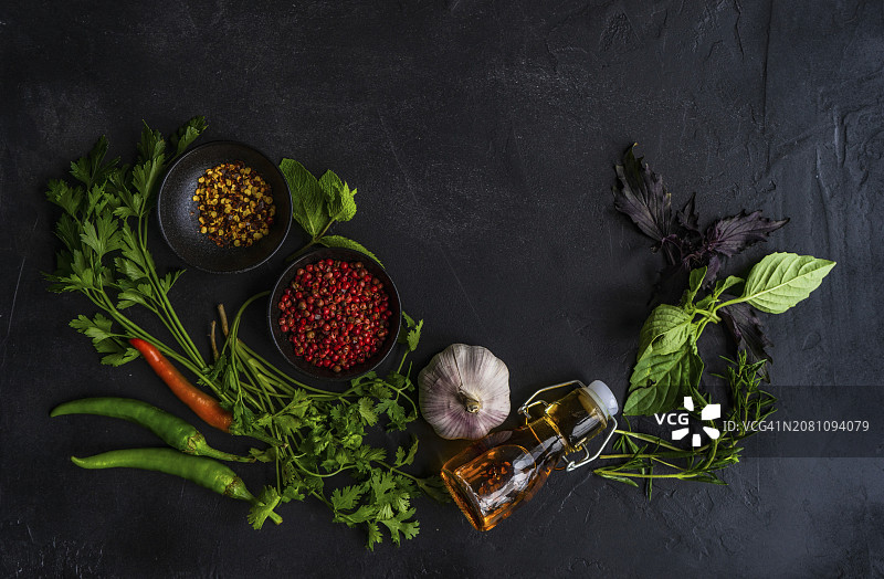 具有多种香料、酱汁和草药的格鲁吉亚传统烹饪概念图片素材