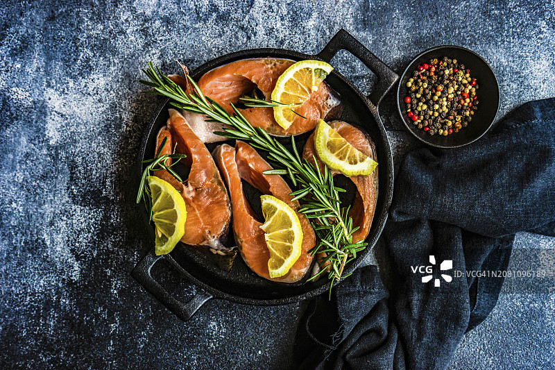 柠檬迷迭香三文鱼排（可直接烹饪）图片素材