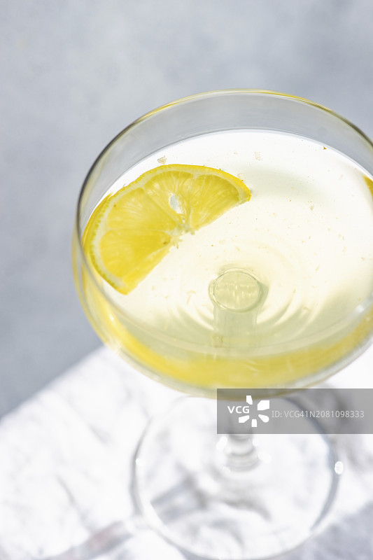 阳光下柠檬片利口酒饮品图片素材