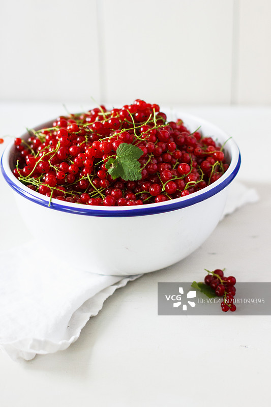 碗中的新鲜红醋栗图片素材