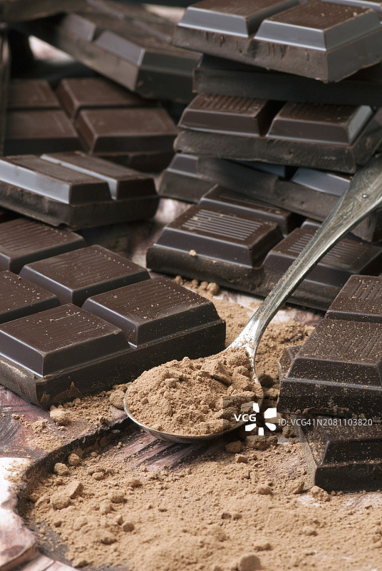 带可可粉的黑巧克力图片素材