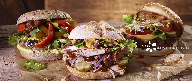 纸上的三个不同的汉堡包图片素材