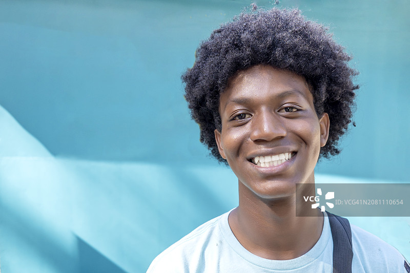 微笑的年轻哥斯达黎加男子看着镜头图片素材