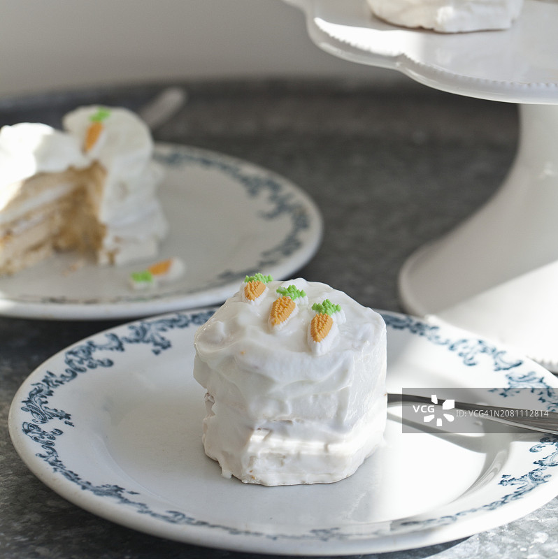 复活节迷你香草蛋糕配奶油糖霜和迷你胡萝卜图片素材