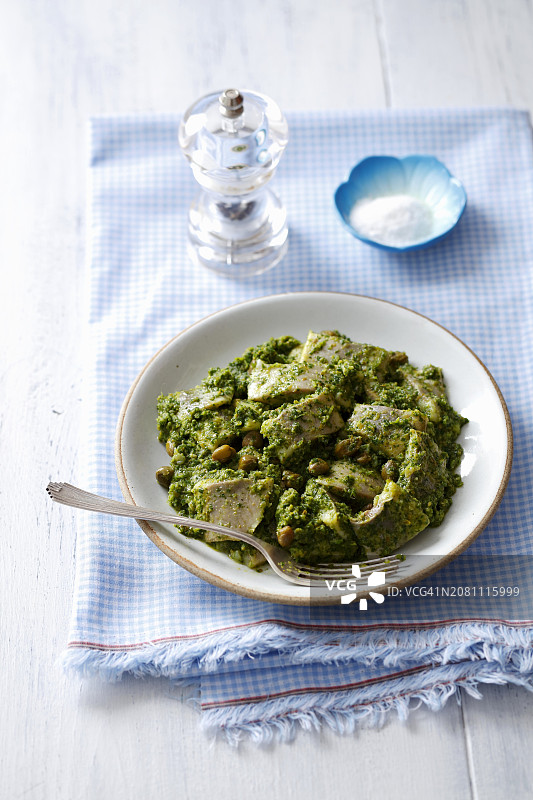 鲱鱼配绿色萨尔萨酱图片素材