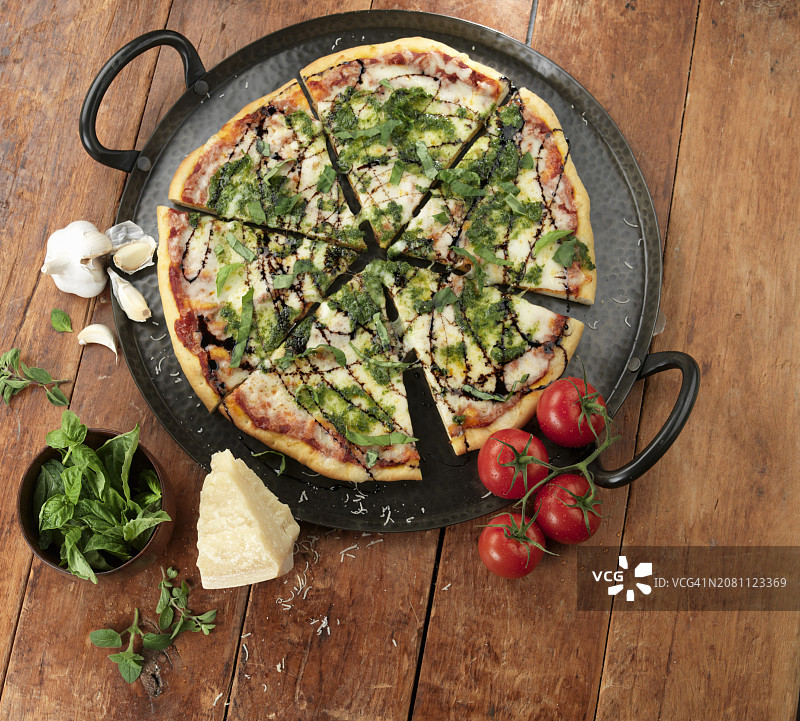 配有香蒜酱和香醋的披萨图片素材