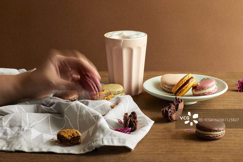 手从盘中拿取马卡龙图片素材