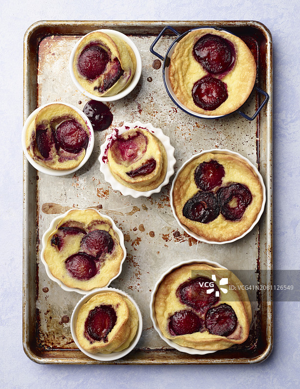 烤盘上的李子克拉芙蒂图片素材